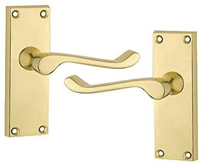 Golden Grace Victorian Scroll Door Handles in Polished Brass Finish, 1 Pair | Includes fixing screws and spindle for easy installation, with spring-loaded metal levers on a 118mm x 42mm backplate.