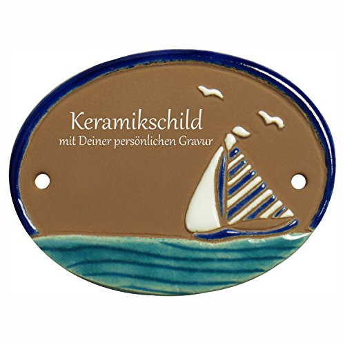Handarbeit aus Schleswig-Holstein Keramikschild 9,5 x 7,0 cm Motiv Segelboot auf Wasser mit Möwen (braun)