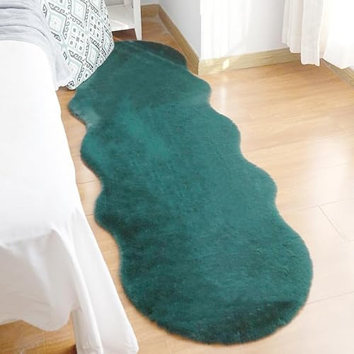 Treer Faux Lammfell Schaffell Teppich, Lammfellimitat Teppich Longhair Fell Optik Nachahmung Wolle Bettvorleger Kunstfell Dekofell Sofa Matte für Schlafzimmer Nachttisch (60cm*200cm,Dunkelgrün)