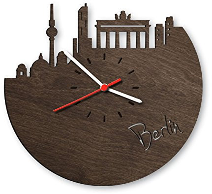 GRAVURZEILE Berlin aus Eichen-Holz geräuchert Design Uhr aus Echtholz Wand-Deko Originelle Wand-Uhr Moderne Wand-Uhr im Skyline Design Wand-Dekoration aus Natur-Holz