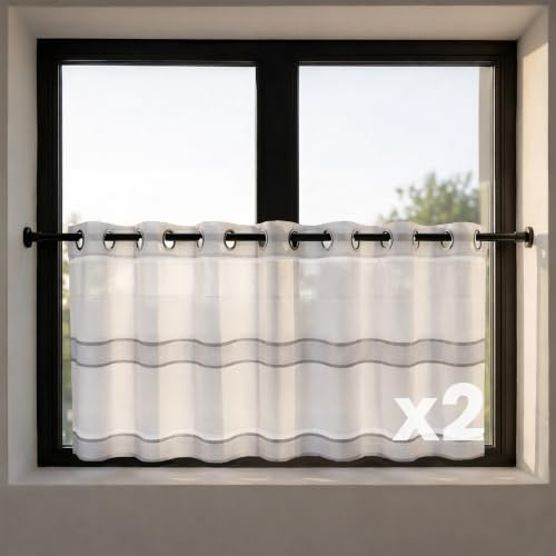 Happy Home 2er Set Scheibengardine Patrick Weiß Hellgrau 140x50 cm – Moderne Bistrogardine mit Ösen – Halbtransparenter Ösenvorhang – Kurzgardine für Küche & Bad