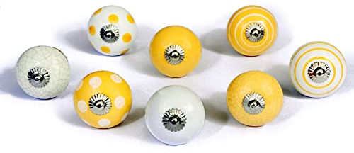 Sats med 8 keramiska knoppar i vitt och gult, handmålade med olika mönster. Handgjorda handtag för skåp, lådor, byråer och hängare. Klassiska knoppar med 40 mm diameter