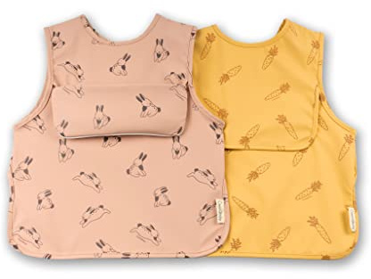 ÜneeQbaby Bavaglini Impermeabili (2 Pezzi), Senza Maniche, Certificato Oeko-TEX con Tasca sul Petto per Alimentazione & Gioco… (Piccolo 6-18 mesi, Carota rosa, coniglietto giallo)