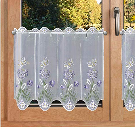 Landhaus-Scheibengardine Hyazinthe weiß-lila bestickt mit feiner Vogtländischer Spitzestickerei | Kurzstore mit stilisierten Hyazinthen-Blüten und Schmetterling | Höhe x Breite 45 x 96 cm