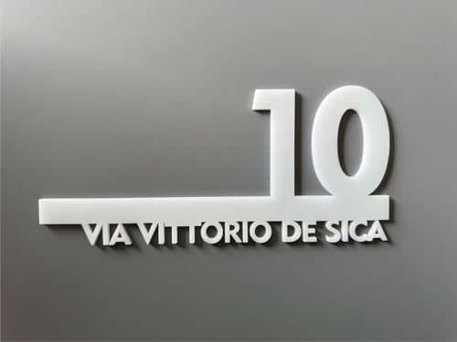 Numero civico e indirizzo per esterno personalizzato in plexiglass vari colori, Targhetta con numero e indirizzo resistente decorazione da parete per esterni, Made in Italy (Nero, 40x18 cm)