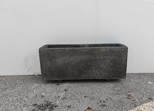 Pots, fleur en béton, inertes à vue en pierre de lave 78 x 25 H 35 cm.