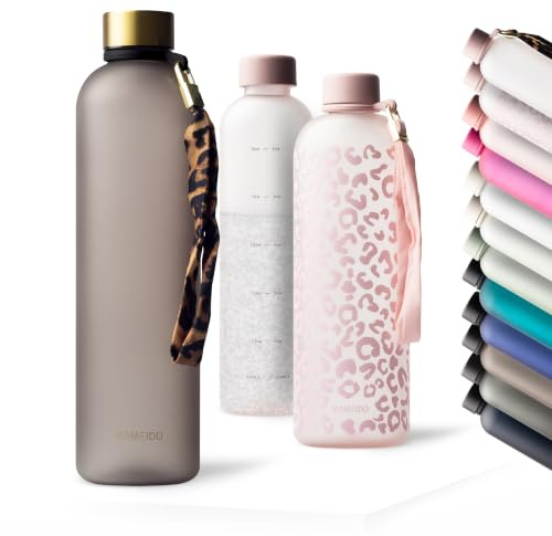 MAMEIDO Gourde étanche, compatible boissons gazeuses 1 l Urban Taupe Gold | sans BPA avec dragonne amovible et repères horaires – Gourde Enfant pour le sport, l'école & le bureau
