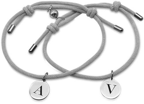 Tecside Partnerarmband Set mit Gravur | Magnetische Pärchen Armbänder personalisiert mit Initialen | Partner Geschenke für Freund Freundin | Größenverstellbar | Geschenkbox inklusive