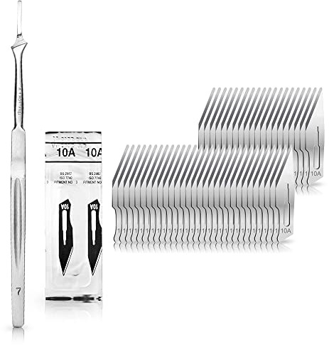 May Skalpell-Set Figur 10A Halter 3 extralang 16 cm Karbonstahl 50 Stk | Praktisches Set: Extralanger 16 cm Skalpellhalter (Fig. 3) aus Edelstahl und 50 sterile Karbonstahlklingen der Figur 10A.