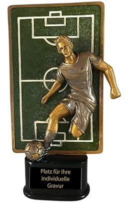 Fußball-Pokal 23,5 cm - Resin Trophäe mit Spieler & Ball inkl. Gravur | Große Fußballtrophäe in Bronze-Optik für Turniere & Vereine, 14 cm breit, 580 g schwer, mit individuellem Gravurschild