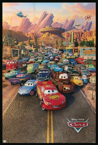 Close Up Cars - Gerahmtes Pixar Poster (Hauptmotiv - Alle Charaktere - Lightning McQueen & Freunde) (Größe: 61cm x 91,5cm)