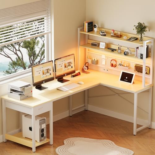 YOUDENOVA Bureau Gaming d'angle avec Panneau Perforé, 155 x 100 cm Table de Rangement avec LED et Prises, Bureau Ordinateur avec Étagère Réversible en Forme de L Bois Blanc
