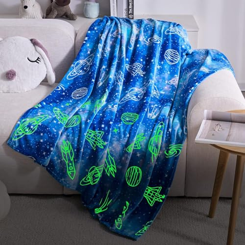 Emilie-Textil Flauschige Kinderdecke, Kuscheldecke mit leuchtenden Motiven wie Einhorn, Dino, Weltraum und Gaming - Weiche Fleecedecke für Mädchen und Jungen, (Blauer Weltraum, 150X130)