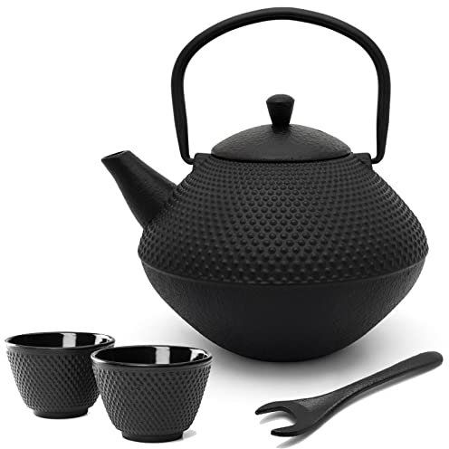 Bredemeijer Teekanne Set Gusseisen 1.0 Liter - mit Edelstahl Tee-Filter Sieb-Einsatz - 2 Teebecher (Tassen) & Deckelheber - traditionelles 4-teiliges Teeset für losen Tee