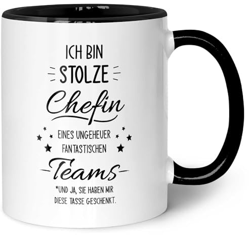 GRAVURZEILE Bedruckte Tasse mit Spruch - Stolze Chefin - Lustige Geschenke für Büro Arbeit - Geschenk für Kollegin Chefin Boss zum Valentinstag Weihnachten - für Sie - Farbe: Schwarz & Weiß