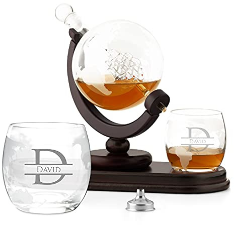 Maverton Whisky Karaffe mit Gravur - Globus mit Schiff, 850 ml - 2er Whiskygläser Set - Whisky Decanter - Weihnachtsgeschenke - Geschenk zum Geburtstag für Männer- personalisiert - Projekt