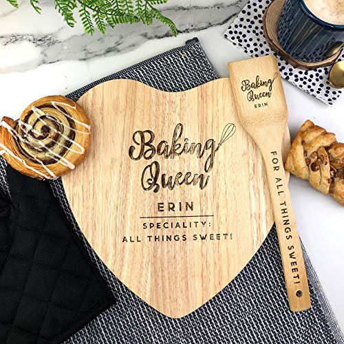 eBuyGB Personalised Baking Set, Baking Queen Cake Stand & Wooden Spatula, Heart Chopping/Cutting Board, Fun Baking Gift, Cooking, Kitchen Gifts for Her, Women