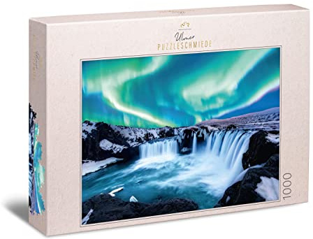 Ulmer Puzzleschmiede - Puzzle „Die Elemente des Nordens“ - Beeindruckendes 1000 Teile Natur-Puzzle – Am Godafoss-Wasserfall in Island treffen Polarlichter auf rauhe Felsen und eisiges Wasser