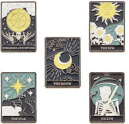 SUNNYCLUE 1 Caja Esmalte Pins Set Tarot Card Esmalte Pins Sun Moon Star Lapel Pin Skull Pin Broche Halloween Gato Negro Margarita Flores Broches para Mujeres Hombres Mochilas Chaquetas Ropa Sombrero M