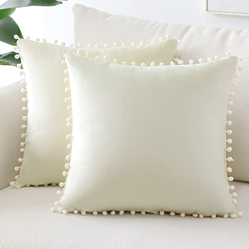 Sungeek 2er Set Samt Kissenbezüge, Weich Kissenbezug mit Pompons Dekorativ Zierkissenbezüge Dekokissen Sofakissen Couchkissen Deko Kissenhülle für Sofa Schlafzimmer Wohnzimmer (40x40 cm, Cremeweiß)