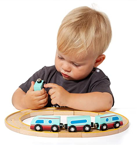 My First Train Molto-Holzzug aus Holz aus nachhaltigen Wäldern mit Autos, die mit anderen Moltó-Produkten kompatibel sind, und ausziehbaren Schienen.