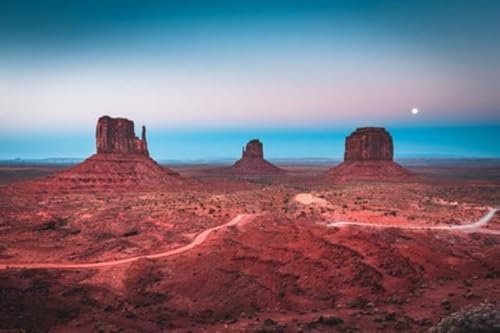 adrium Holz-Bild 90 x 60 cm: Klassischer Panoramablick auf das malerische Monument Valley mit den berühmten beleuchteten Mittens und Merrick Butte (113996889)