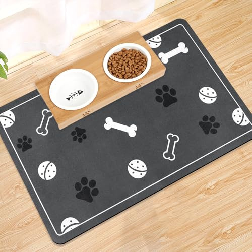 Mavicen Napfunterlage Hunde und Katze, Saugfähige Schnelltrocknend Hundenapf Unterlage, rutschfeste Futternapf Unterlage für Haustier (Dunkelgrau1-Pfoten-Knochen-Muster, 30×50cm)