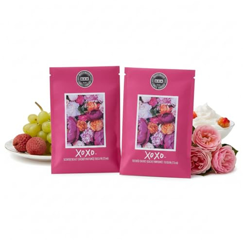 2er Set Duftsäckchen XOXO floraler Raumduft Duftbeutel | Fruchtig-blumiger Duft mit Litschi, weißer Traube, Rose und Veilchen - für Kleiderschrank, Bad und Wohnraum, bis zu 4 Monate