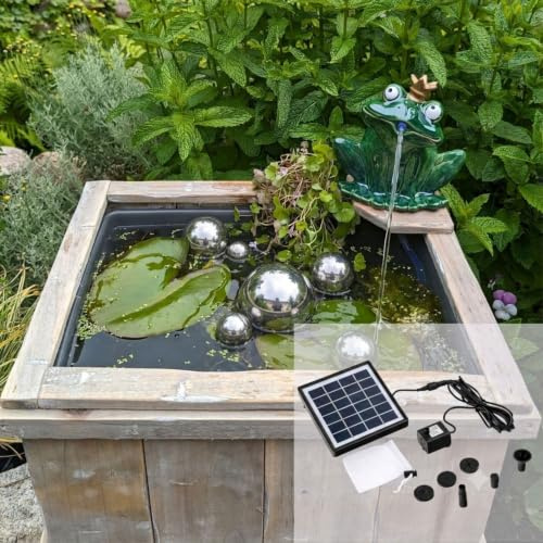 Storm's Gartenzaubereien Miniteich Komplettset Holzkiste - Solar Wasserspiel Froschkönig mit Pumpe - Gartenbrunnen für Balkon und Terrasse - Inklusive Schwimmkugeln und Kunststoffeinsatz