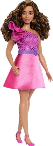 Barbie Fashionistas Puppe #225, kruvige Körpergröße mit braunem Haar, glitzerndem Kleid in Pink und Zubehörteilen, sammelbare Modepuppe zum 65. Jubiläum, HRH22