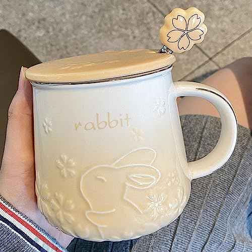 Xfeyaqlo Taza Conejo Flor de Cerezo 420ml, Bonitas Taza Sakura, Linda Taza con Cuchara y Tapa, Tazas Café Cerámica, Una Buena Opción de Regalo (Amarillo)