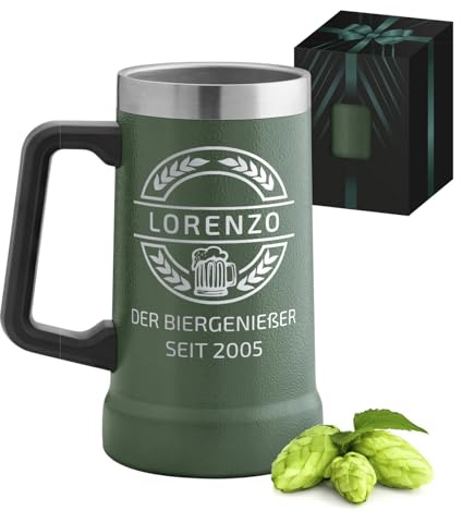 Maverton Isoliertes Bierglas mit Gravur 700 ml Grün - Edelstahl personalisierter Bierkrug für Bierfreunde - mit Henkel - Männergeschenke - Bier Geschenke für Männer
