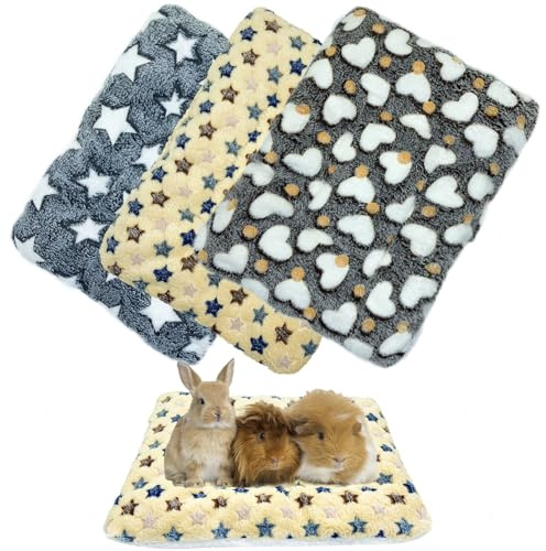 XMPEKO Lot de 3 lits en peluche pour petit animal avec pelle et balai – 40x30x3 cm – Tapis de literie en polaire douce et chaude pour cochon d'Inde – Accessoires de cage pour lapin, hérisson, hamster