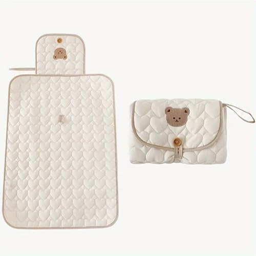 Little Finds Tragbare Baby Wickelunterlage mit Aufbewahrungstasche, gestepptes Herzmuster, 70 x 50 cm, Beige mit Bären-Design, Jungen und Mädchen (Bär)