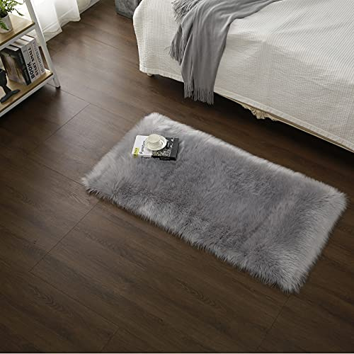 Cumay Peau de Mouton/Agneau Artificiel | Tapis Fourrure synthétique pour Le Salon Tapis de décoration, de Chaise Canapé Natte la Chambre à Coucher ou d'enfants, lit, canapé ou Chaise (Gris, 80x180cm)