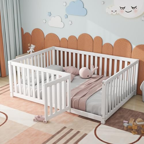 Montessori Kinderbett Bodenbett 140x200, Gitterbett Babybett mit Zaun & Tür, Holzbett Doppelbett Bettgestell Kinderspielplatz Leseplatz für Baby, Toddler und Kinder, Massivholz, Ohne Lattenroste, Weiß