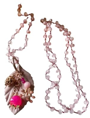 Collana lunga artigianale fatta a mano, lavorata all'uncinetto con pietre naturali di Quarzo rosa, pendente con foglia in tessuto, e charms in pietre naturali - Idea regalo donna. Pezzo unico.