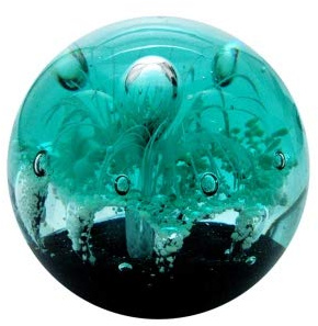 Traumkugel (253) grünfarbene Blume über schwarzen Grund fluoreszierend - Briefbeschwerer 9-10cm Handarbeit