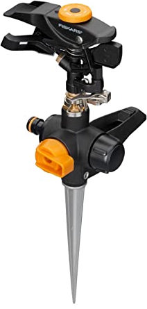 Fiskars Irrigatore a Impulso con Picchetto per il Terreno, Con Valvola On/Off, Misura Universale, Portata di Ø 26 m, Nero/Arancione, 1027029
