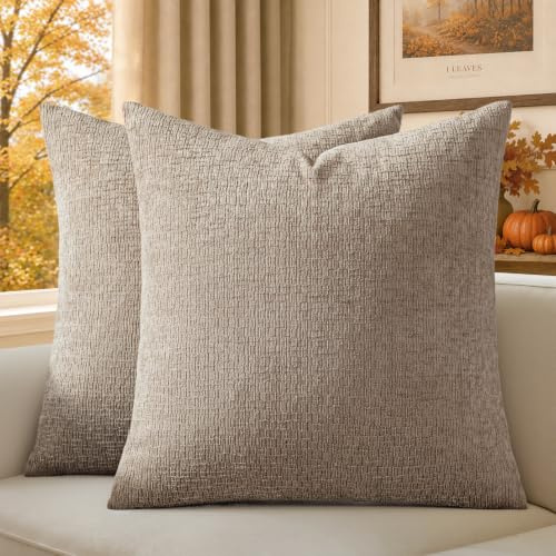 a moment Kissenbezug 50x50 cm Hellbraun Chenille 2er Set mit dezenter Struktur Weich und Flauschig Waschbar Kissenbezüge Dekokissenhülle Kissenhüllen für Sofa Couch Wohnzimmer und Schlafzimmer