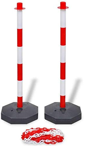 Set de route avec poteaux et chaîne en plastique pour délimitation et gestion des codes.