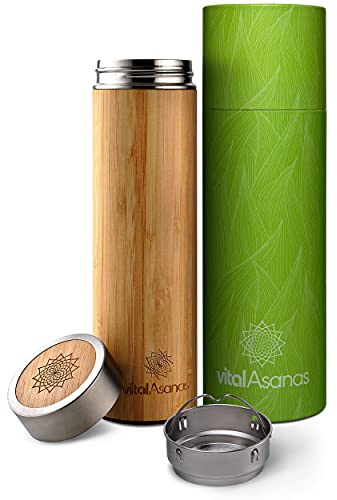 Vital Asanas Bambus Isolierflasche. Thermoflasche aus Edelstahl mit Bambusholz und edler Gravur 500ml - Hochwertige Tee-oder Wasserflasche mit praktischem herausnehmbaren Edelstahl Teesieb