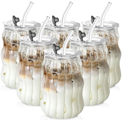 KEMORELA Gerippte Trinkgläser 4er Set mit Glasstrohhalmen & Deckeln, 530ml - Vintage Glasbecher aus Borosilikatglas für Eiskaffee, Matcha, Cocktails, Longdrinks