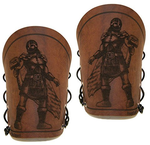 Wolfszeit 1 Paar Armschienen Thor aus braunem Büffelleder in used-Optik, graviert/kurze Form (M 13cm)