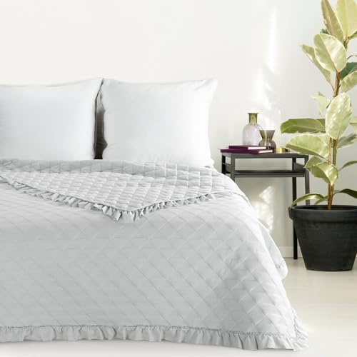 Eurofirany Gesteppte Bettdecke mit Rauten, Stillvolle Decke in Diamanten-Steppung, Volant, Steppdecke im Landhausstil, Bettüberwurf Vanesa (Silber, 200 x 220 cm)