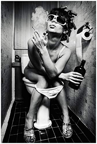 Wallario Glasbild Kloparty - Sexy Frau auf Toilette mit Zigarette und Schnaps - 60 x 90 cm Wandbilder Glas in Premium-Qualität: Brillante Farben, freischwebende Optik