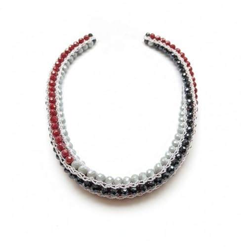 Collana girocollo artigianale fatta a mano, lavorata all'uncinetto con filato prezioso Lurex e cristalli vetro Boemia, colori nero, rosso e grigio perla – Idea regalo. Gioiello elegante. Pezzo unico.