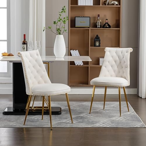 Ein Set von zwei sehr weichen Samtstühlen, mit einer leicht gepolsterten Rückseite und goldenen Metallbeinen. Moderne und unverwechselbare Stühle werden in Wohn- und Esszimmer verwendet (Beige)