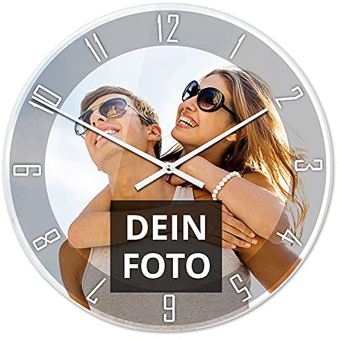 PhotoFancy® - Uhr mit Foto Bedrucken - Fotouhr aus Acrylglas - Wanduhr mit eigenem Motiv selbst gestalten (35 cm rund, Design: Klassisch schwarz/Zeiger: weiß)