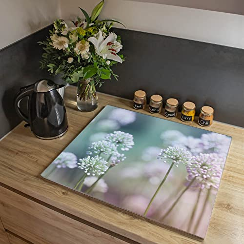 banjado Kochfeldabdeckung Glas mit Blumen und Pflanzen Design frisch 60x52 cm einteilig, hitzebeständige Herdabdeckplatte mit Gumminoppen, Schneidebrett für Küche und Ceranfeld, mit Motiv Lauchblüte